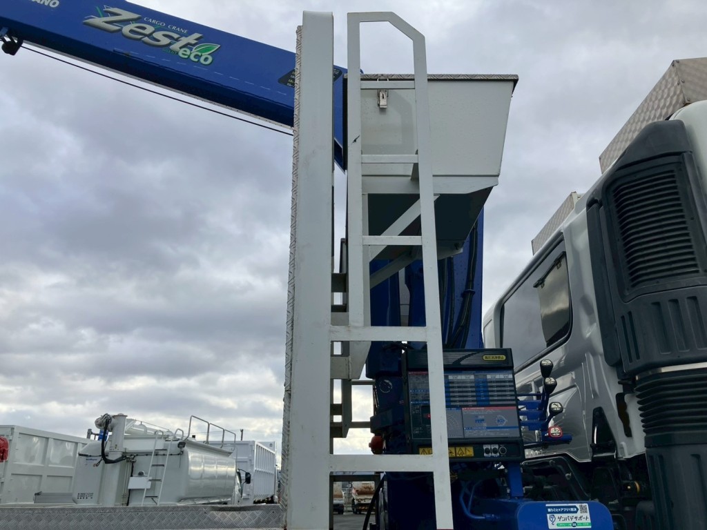 運転席側プロテクター側面にキズ・サビ・塗装跡があります。|日野 プロフィア QPG-FR1EXEGの写真44