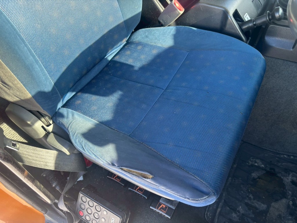 運転席座面破れ・ヘタリあります。|いすゞ ギガ LKG-CYJ77Aの写真9