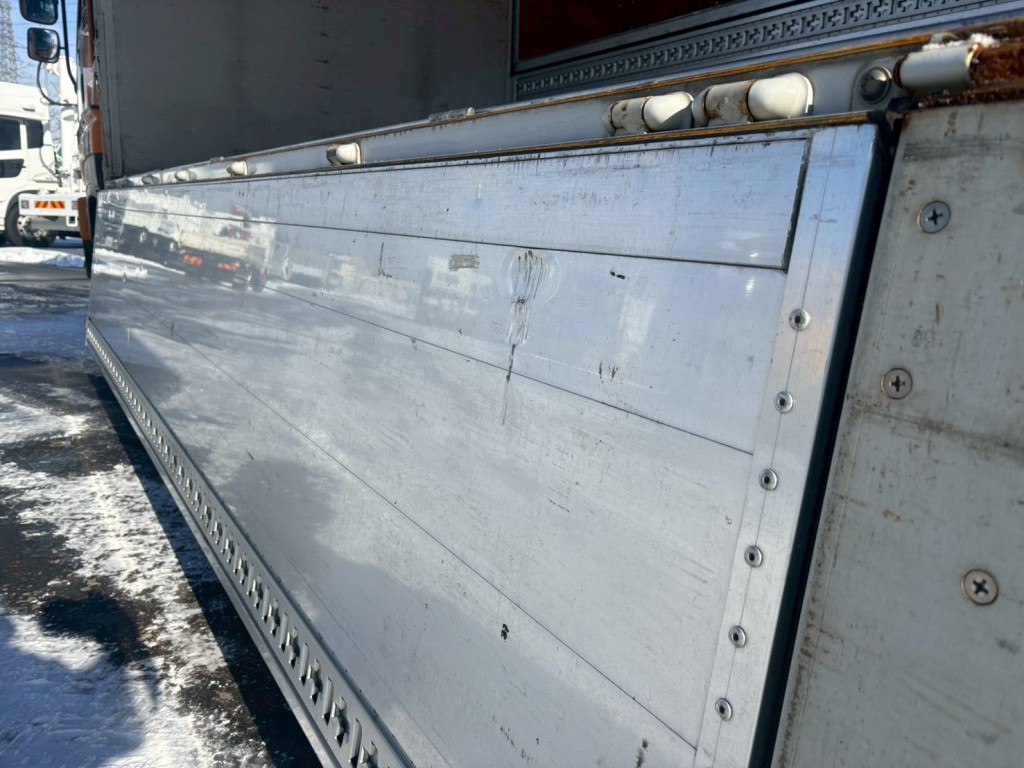 助手席側アオリ内側にヘコミ傷あります。|いすゞ ギガ LKG-CYJ77Aの写真17