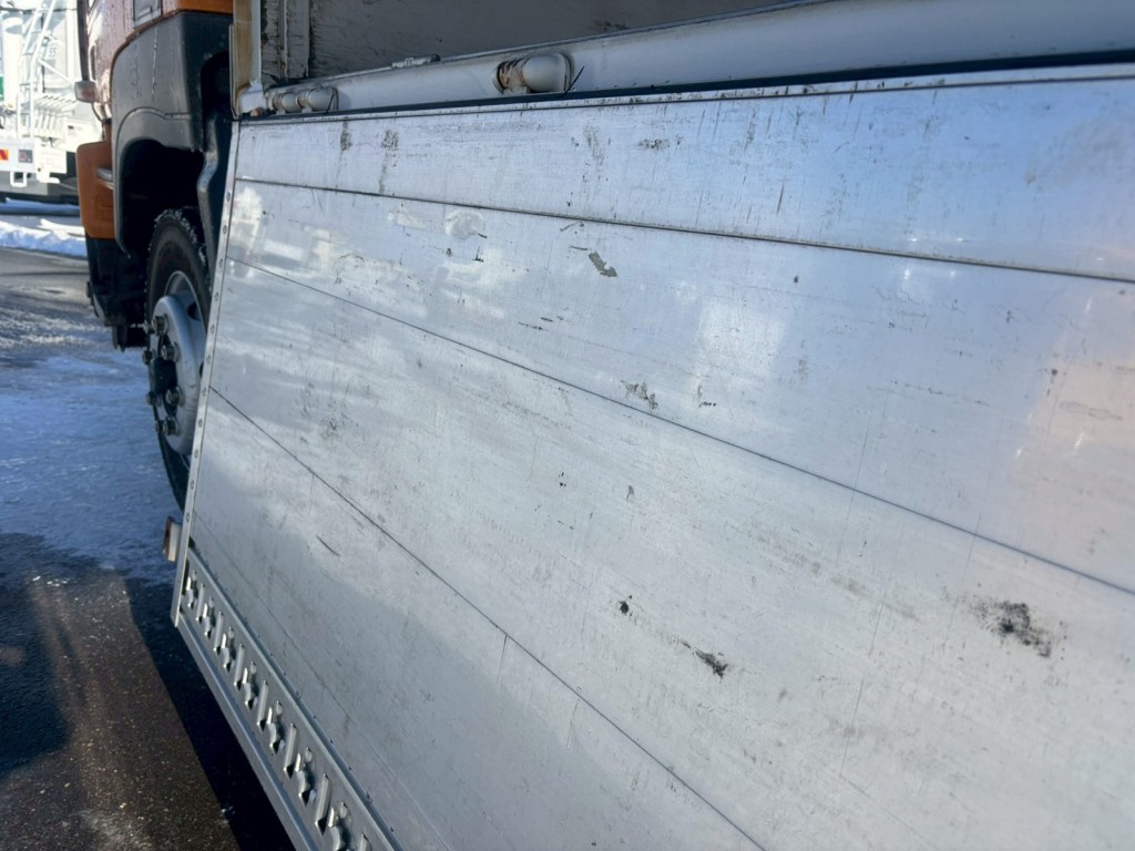 助手席側アオリ内側にヘコミ傷あります。|いすゞ ギガ LKG-CYJ77Aの写真18