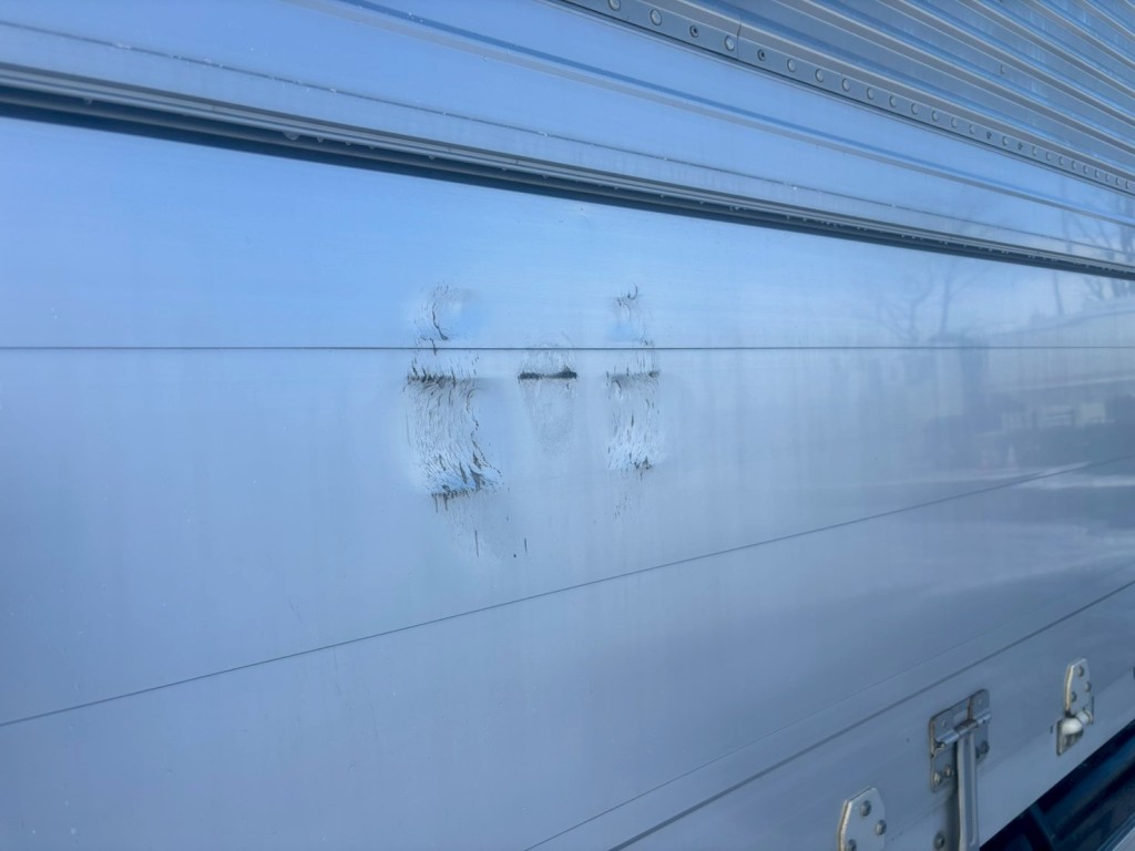 助手席側アオリにヘコミ傷がります。|いすゞ ギガ LKG-CYJ77Aの写真21