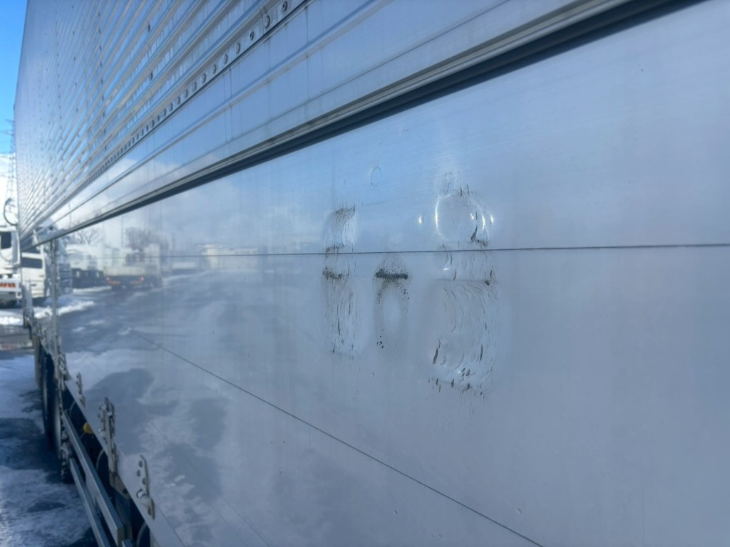 運転席側アオリにヘコミ傷があります。|いすゞ ギガ LKG-CYJ77Aの写真22