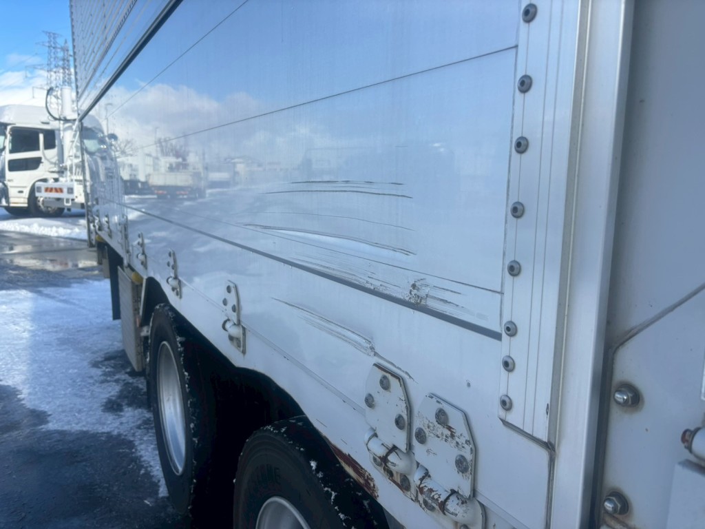 運転席リヤ側アオリに擦り傷があります。|いすゞ ギガ LKG-CYJ77Aの写真23