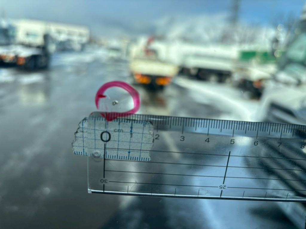 フロントガラス飛び石があります。|いすゞ ギガ LKG-CYJ77Aの写真26