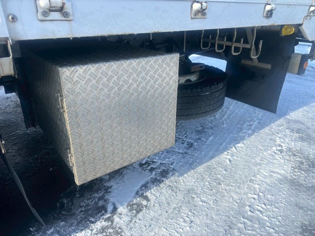 後方にりん木入れがあります。|いすゞ ギガ LKG-CYJ77Aの写真27