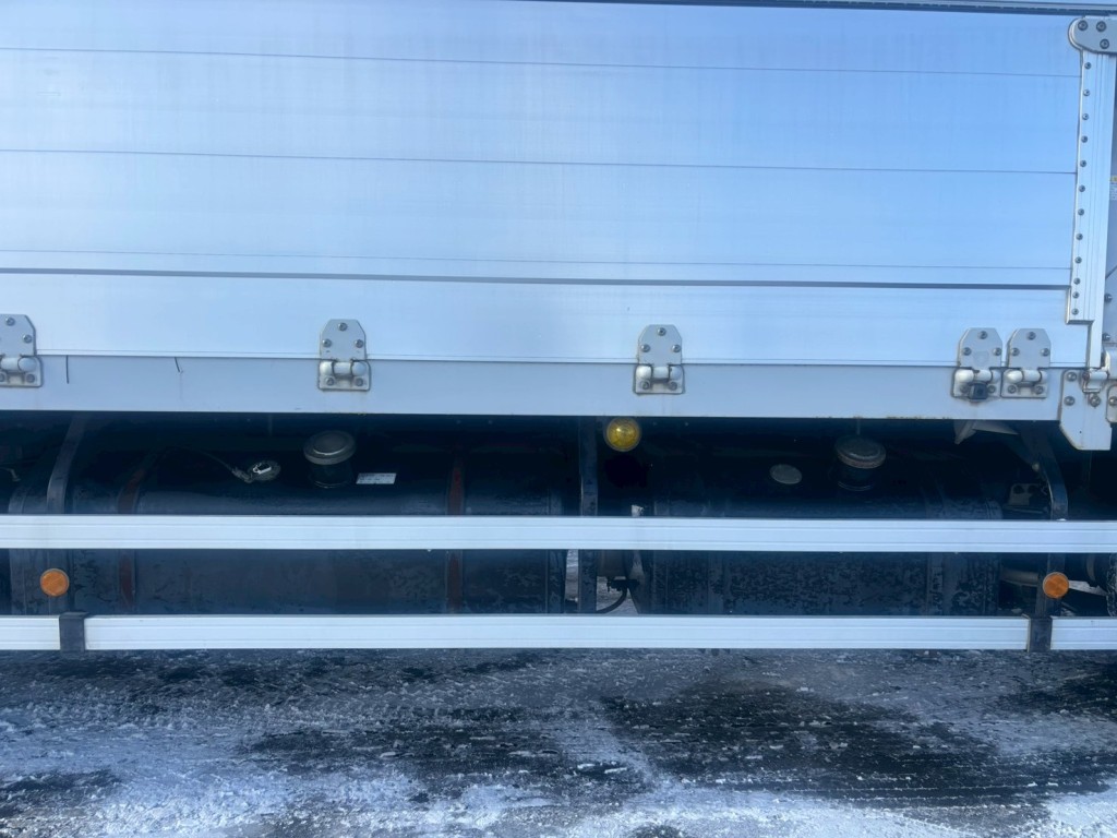 燃料タンクは300L・200Lです。|いすゞ ギガ LKG-CYJ77Aの写真29