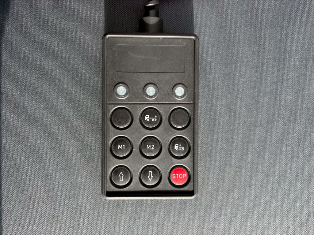 エアサスのコントローラーです。|いすゞ ギガ LKG-CYJ77Aの写真30