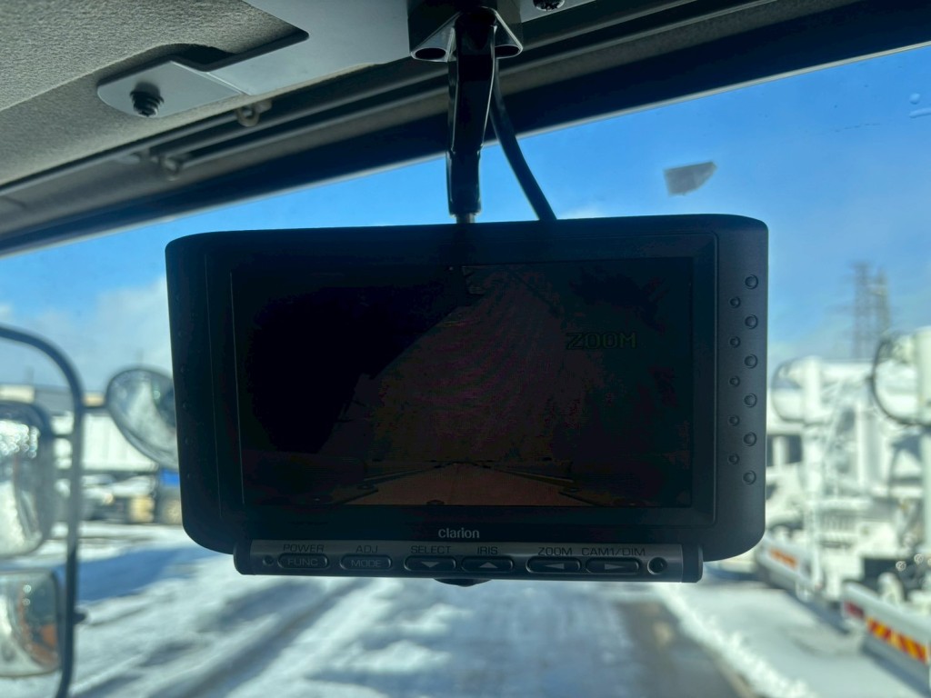 液晶バックモニター付きです。|いすゞ ギガ LKG-CYJ77Aの写真31