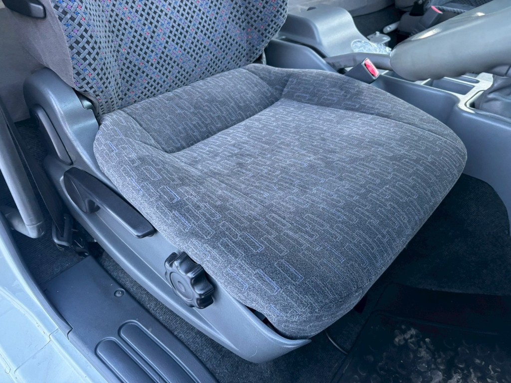 運転席座面交換（柄違い)されています。|三菱 ファイター PDG-FK61F(2WD)の写真9