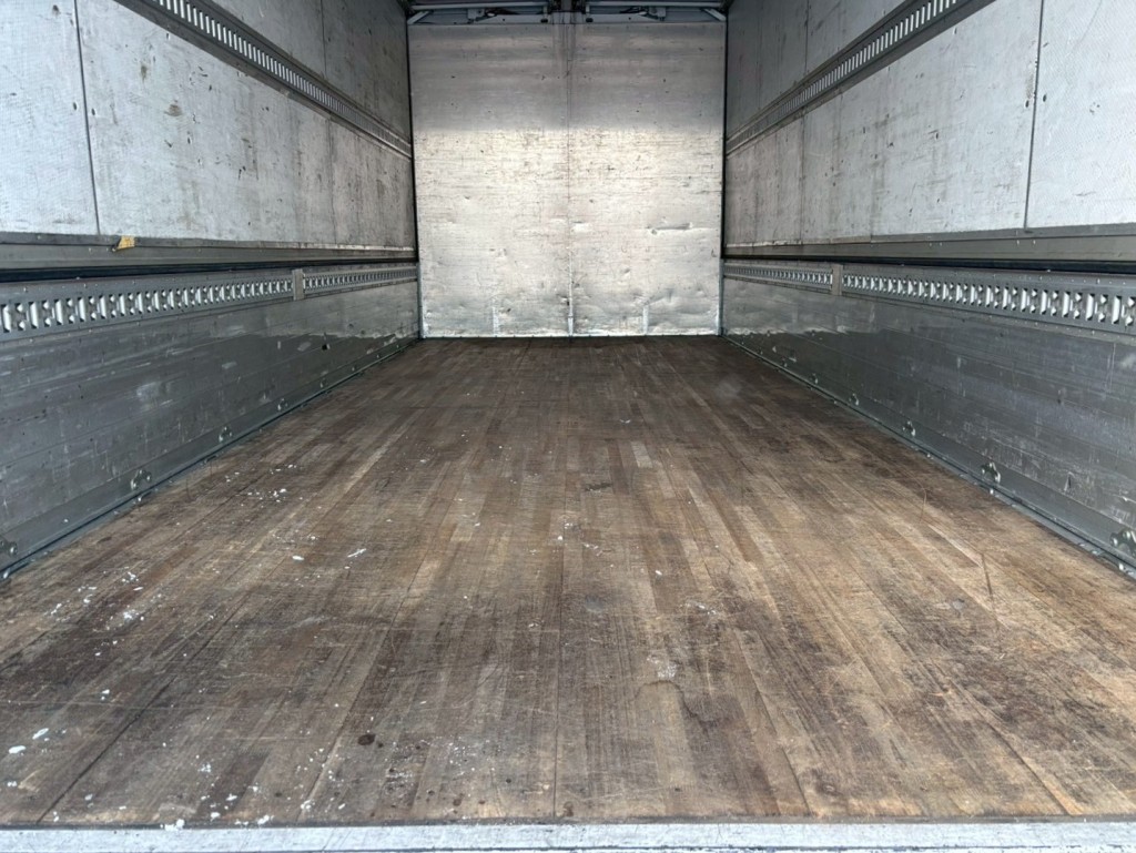 床は板張りです。|三菱 ファイター PDG-FK61F(2WD)の写真12