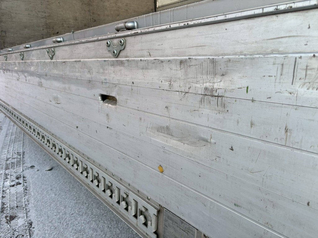 助手席側アオリ内側に穴・ヘコミ傷あります。|三菱 ファイター PDG-FK61F(2WD)の写真19