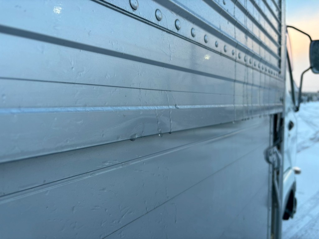 運転席側羽根に曲がりあります。|三菱 ファイター PDG-FK61F(2WD)の写真20