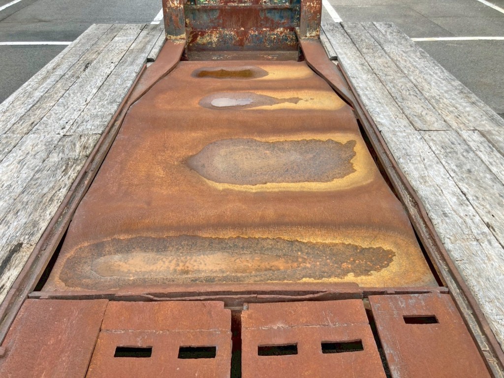 中央の鉄板にヘコミがあります。|トレールモービル  PLR429ABの写真11