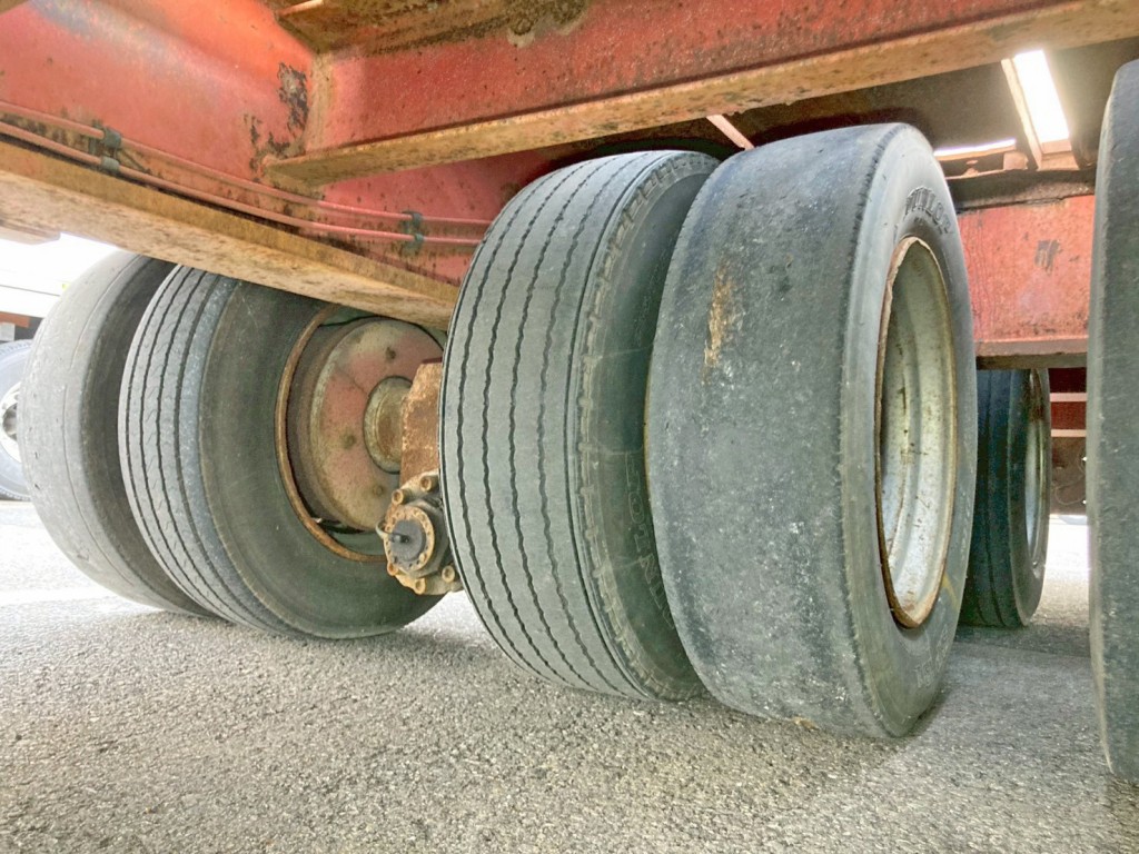 1軸目右内内タイヤバーストしています。|トレールモービル  PLR429ABの写真17