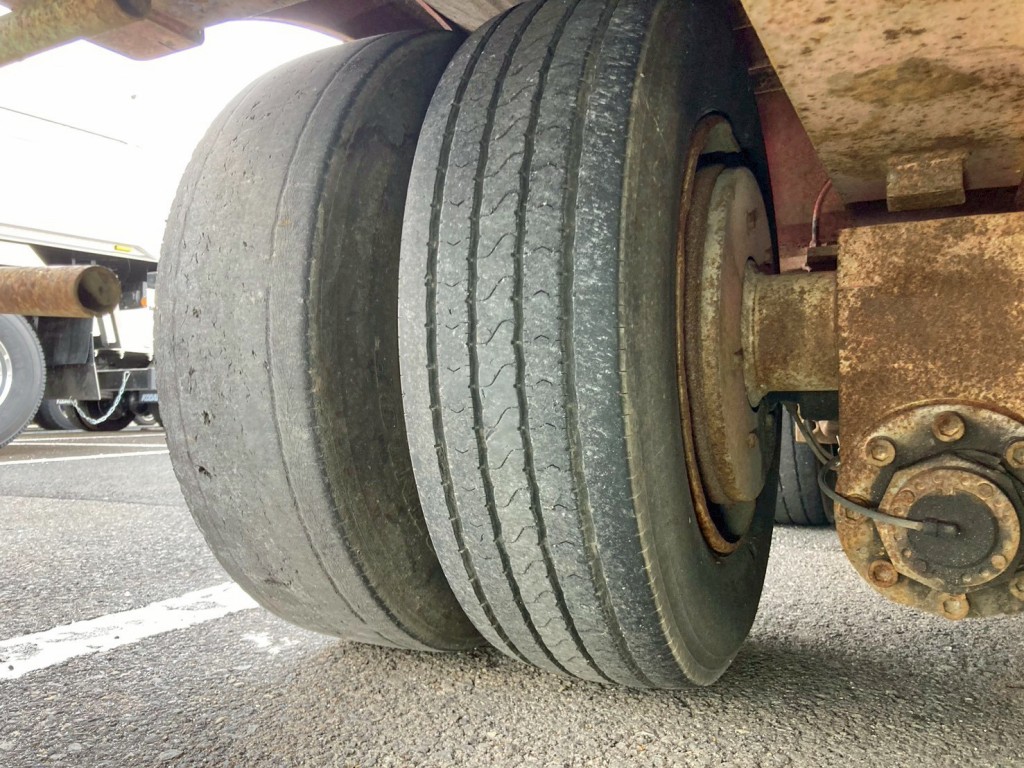 1軸目右外内タイヤパンクしています。|トレールモービル  PLR429ABの写真18