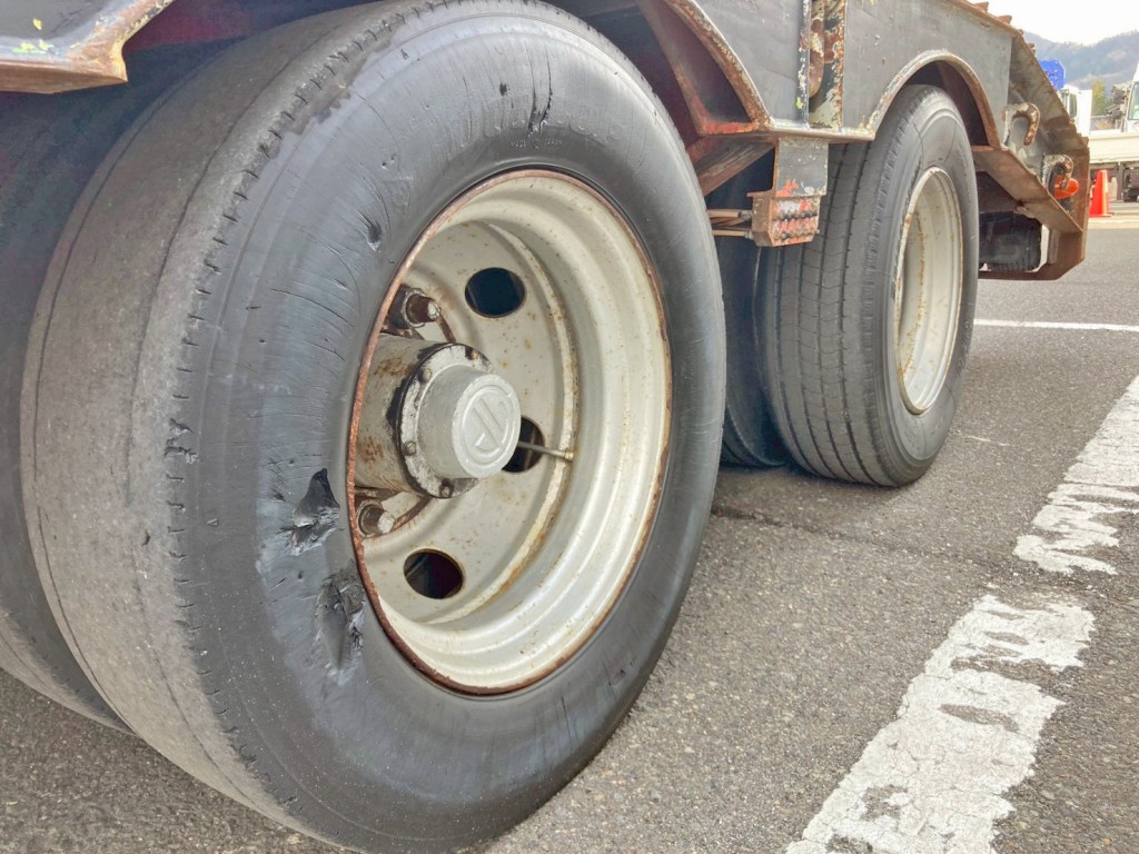 1軸目助手席側タイヤの側面にエグレがあります。|トレールモービル  PLR429ABの写真19