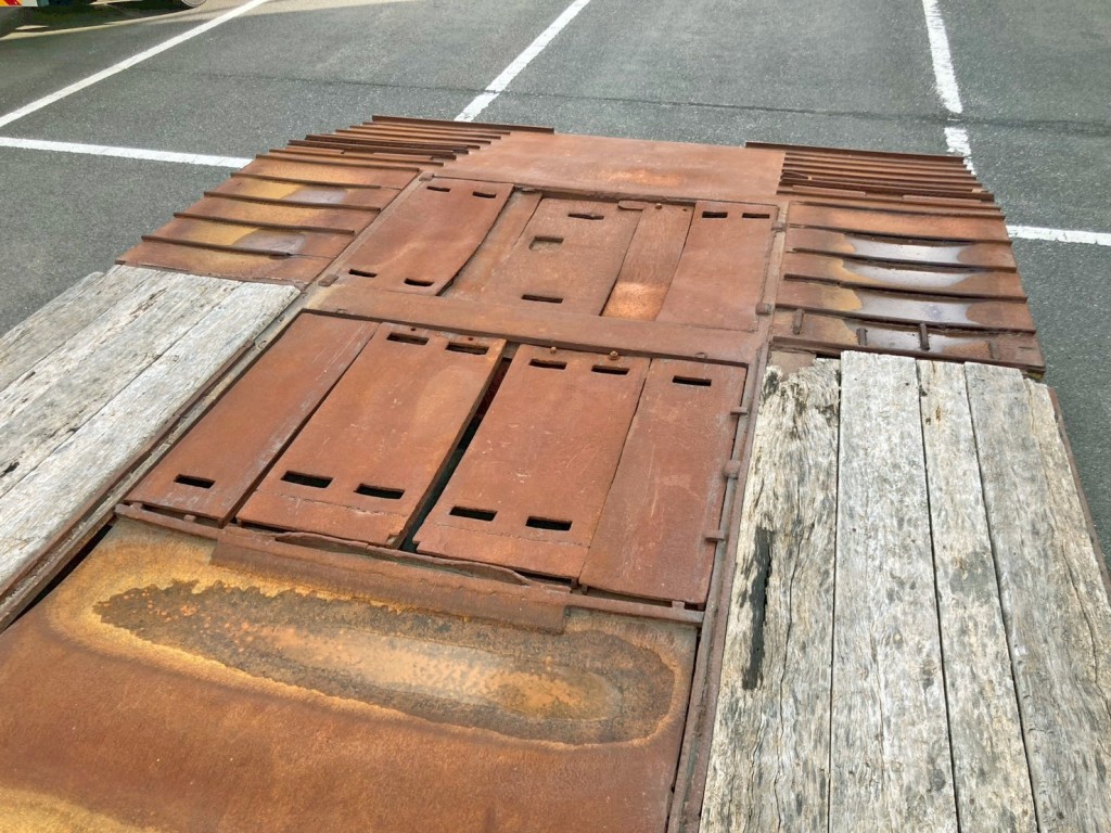 中央にヘコミがあります。|トレールモービル  PLR429ABの写真20