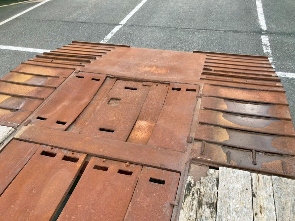 中央にヘコミがあります。|トレールモービル  PLR429ABの写真21