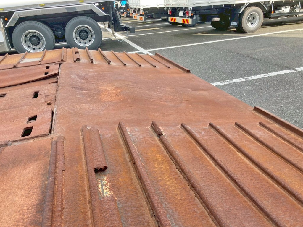 中央にヘコミがあります。|トレールモービル  PLR429ABの写真22