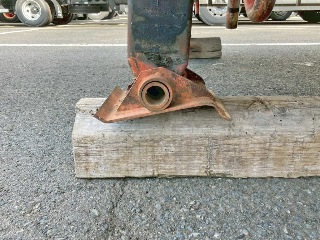 助手席側脚の接地面に曲がりがあります。|トレールモービル  PLR429ABの写真34