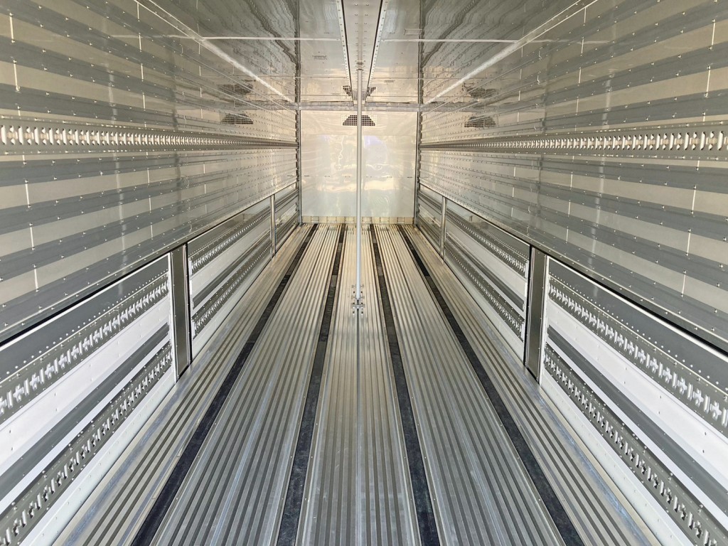 床はT型キーストンアルミ製です。(ジョロダーレールが4列付いています)|トレクス  PFB34118の写真11