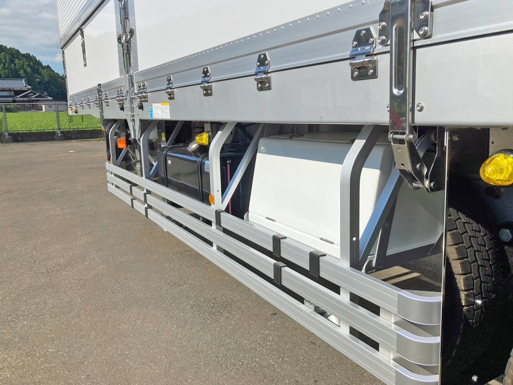 助手席側中央部に工具箱が付いています。|トレクス  PFB34118の写真24