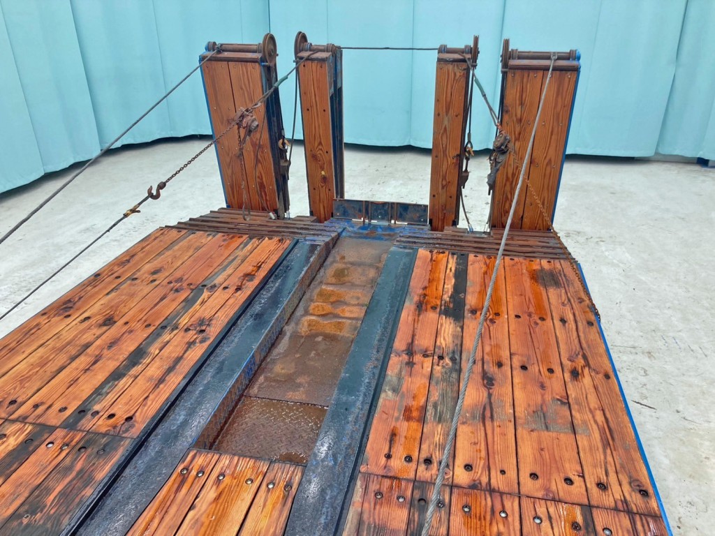 後方床板中央部は鉄板です。|東急 TL201-102の写真16