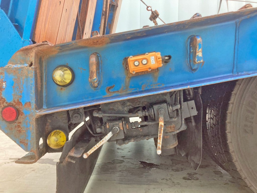 運転席側後方に歩みのスイッチ 及び 油圧の切り替えバルブが付いています。|東急 TL201-102の写真21