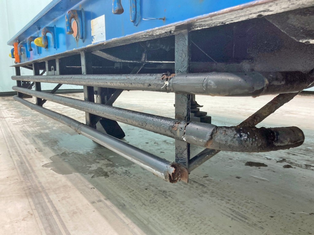 助手席側サイドバンパーに腐食・穴あき・欠損があります。|東急  TL201-102の写真23