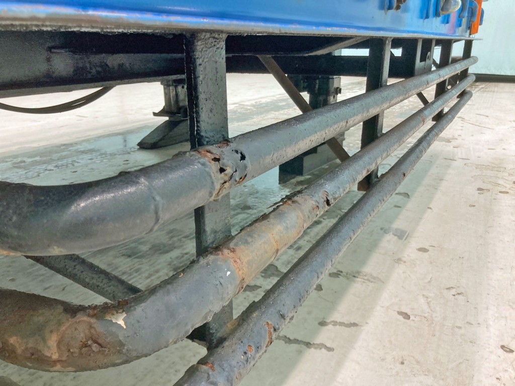 運転席側サイドバンパーに腐食・穴あきがあります。|東急 TL201-102の写真24