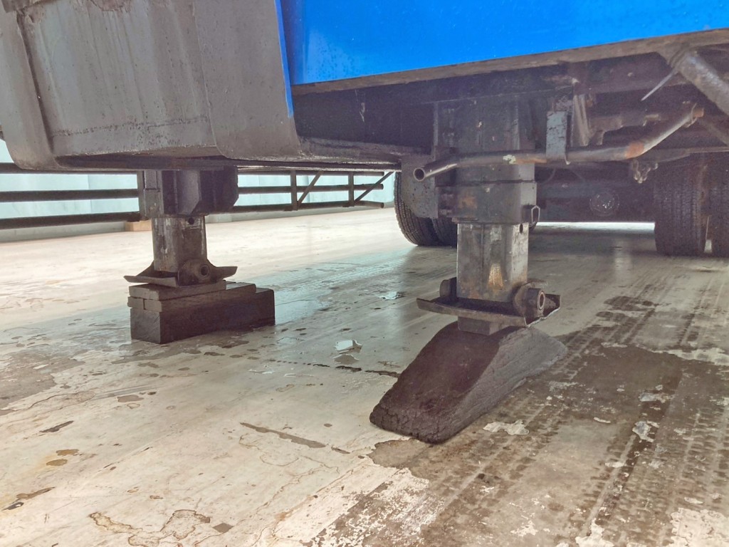 脚は手動式です。(補助脚の長さに左右差あり・運転席側欠落します)|東急 TL201-102の写真28