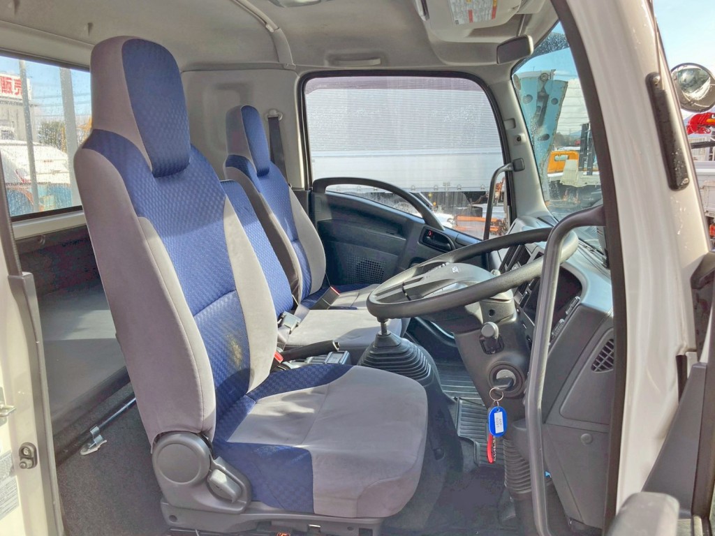 乗車定員は3名です。|いすゞ フォワード 2PG-FRR90S2(2WD)の写真7