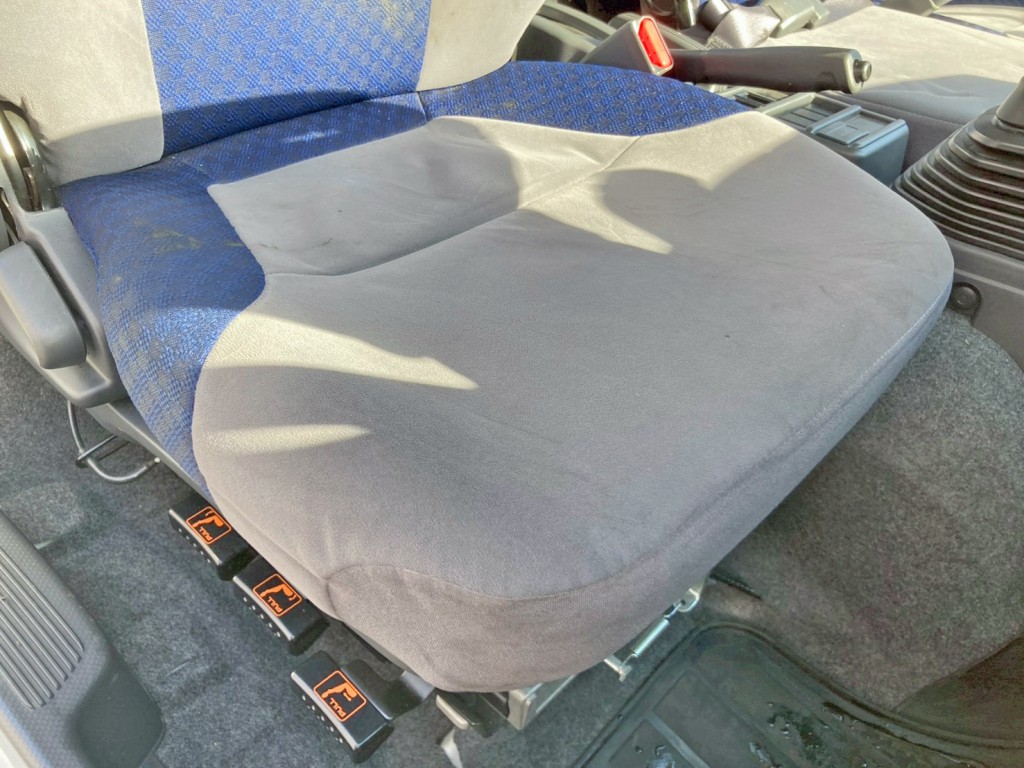 運転席座面にヘタリがあります。|いすゞ フォワード 2PG-FRR90S2(2WD)の写真8