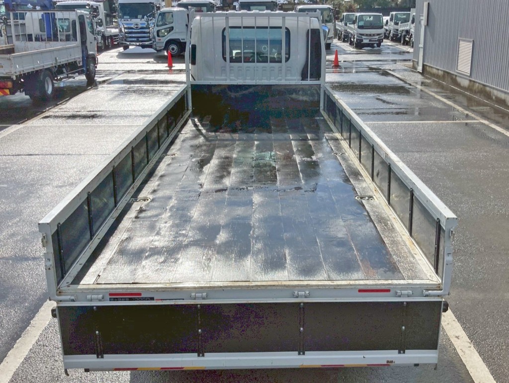 床は板張りです。|いすゞ フォワード 2PG-FRR90S2(2WD)の写真9