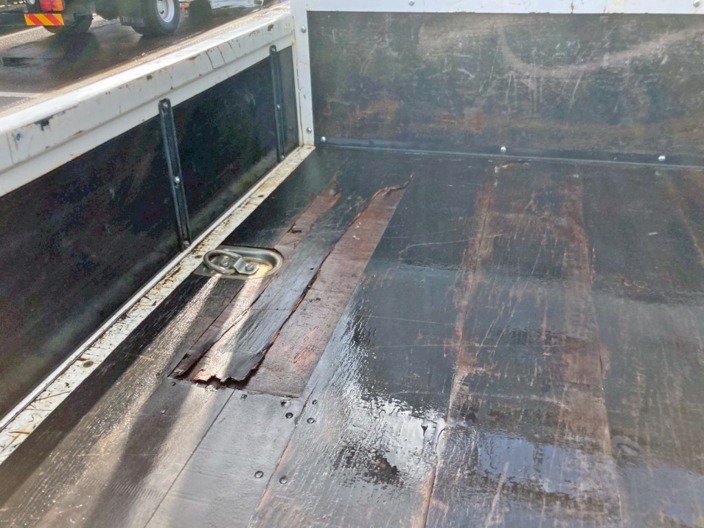 床板前方助手席側に割れがあります。|いすゞ フォワード 2PG-FRR90S2(2WD)の写真11