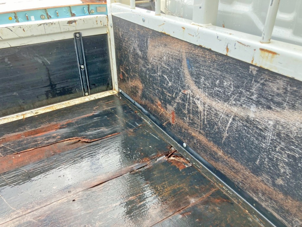 床板前方助手席側に割れがあります。|いすゞ フォワード 2PG-FRR90S2(2WD)の写真12