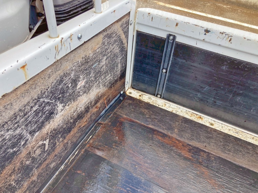 床板前方運転席側のステーに少々曲がりあります。|いすゞ フォワード 2PG-FRR90S2(2WD)の写真13