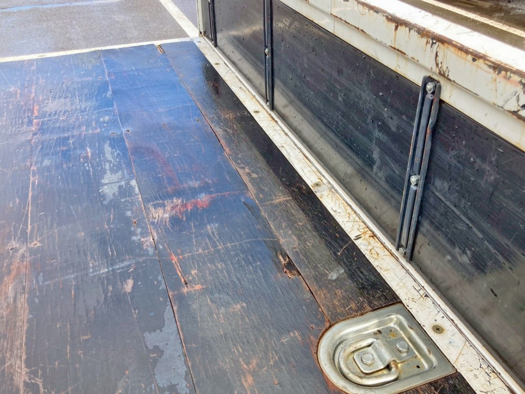 床板後方助手席側に割れがあります。|いすゞ フォワード 2PG-FRR90S2(2WD)の写真14