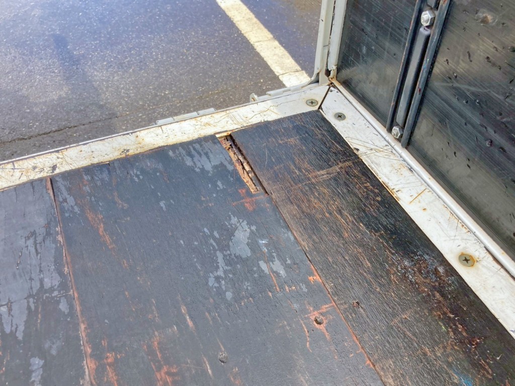 床板後端助手席側に割れがあります。|いすゞ フォワード 2PG-FRR90S2(2WD)の写真15