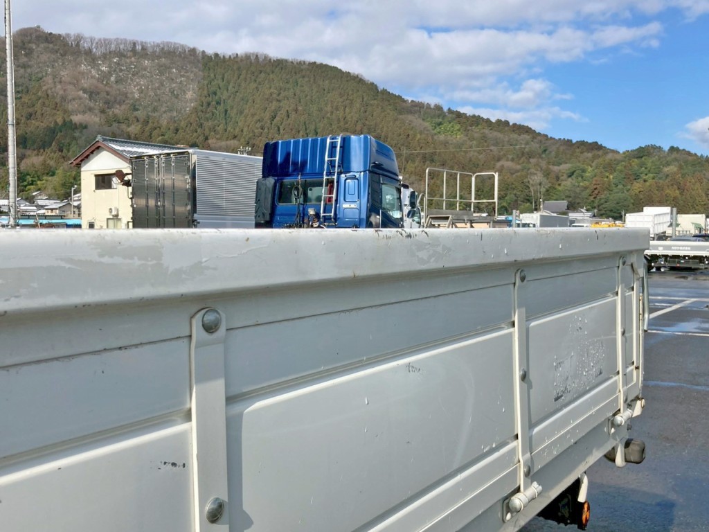 助手席側アオリ上部に塗装剥がれ箇所があります。|いすゞ フォワード 2PG-FRR90S2(2WD)の写真18