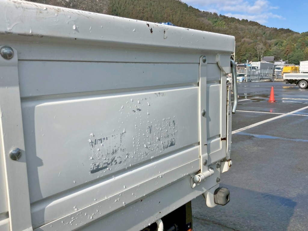 助手席側アオリ後方にシールはがし跡があります。|いすゞ フォワード 2PG-FRR90S2(2WD)の写真19