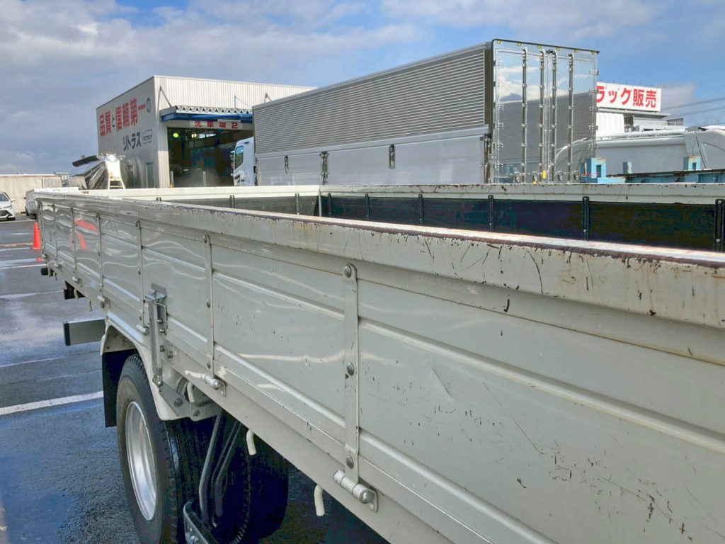 運転席側アオリの所々にキズ・サビがあります。(中央)|いすゞ フォワード 2PG-FRR90S2(2WD)の写真21