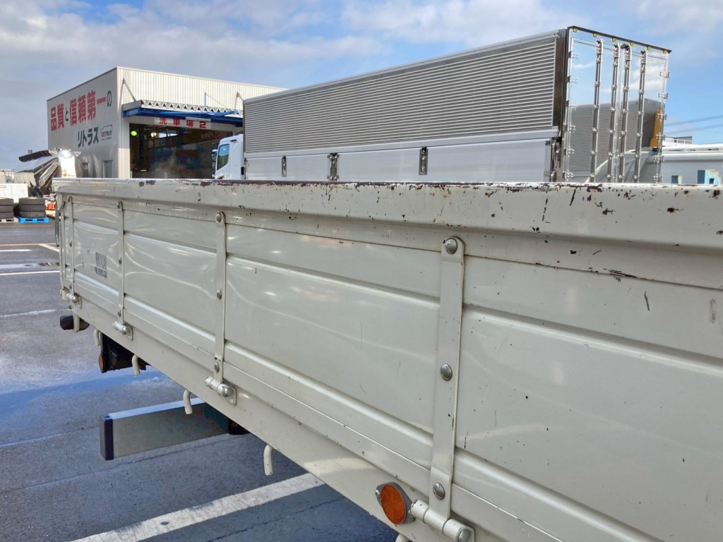 運転席側アオリの所々にキズ・サビがあります。(後方)|いすゞ フォワード 2PG-FRR90S2(2WD)の写真22