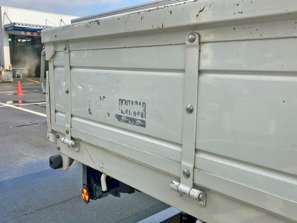 運転席側アオリ後方にシールはがし跡があります。|いすゞ フォワード 2PG-FRR90S2(2WD)の写真23