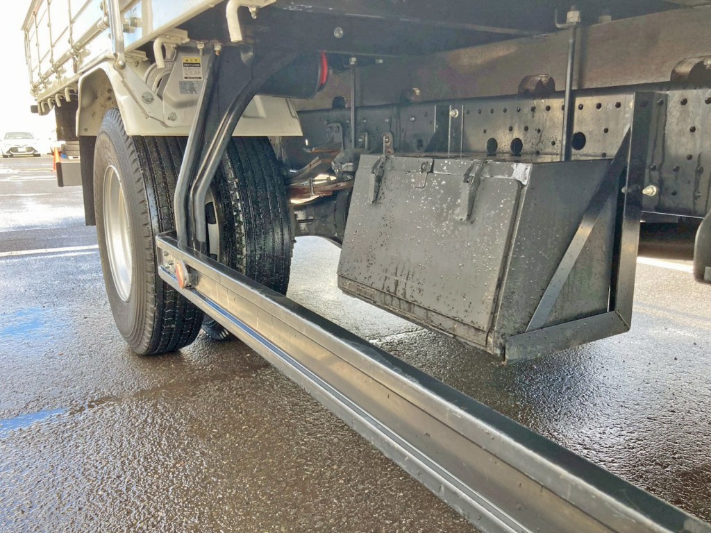ボディー運転席側中央部に工具箱が付いています。|いすゞ フォワード 2PG-FRR90S2(2WD)の写真24