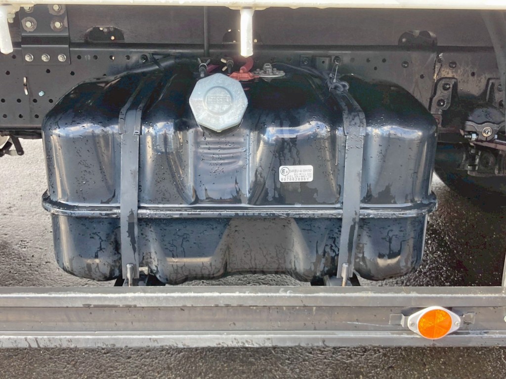 燃料タンクは100Lです。|いすゞ フォワード 2PG-FRR90S2(2WD)の写真26
