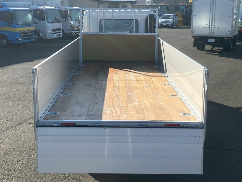 床は板張りです。|日野 レンジャー 2PG-FD2ABA(2WD)の写真8