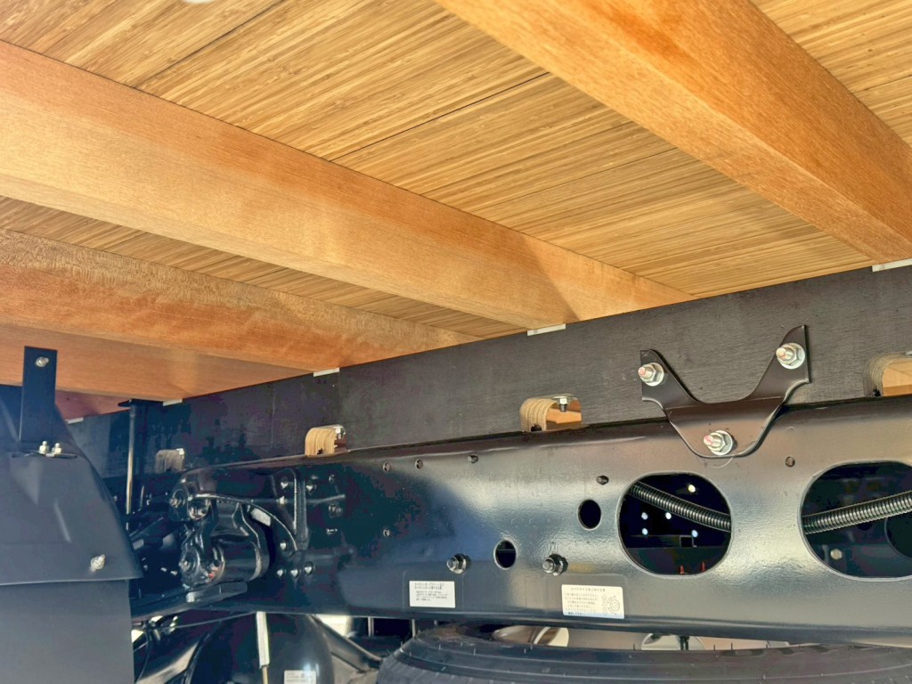 シャーシとネタの状態です。（縦ネタ・横ネタ木製です）|三菱 ファイター 2KG-FK62F(2WD)の写真6