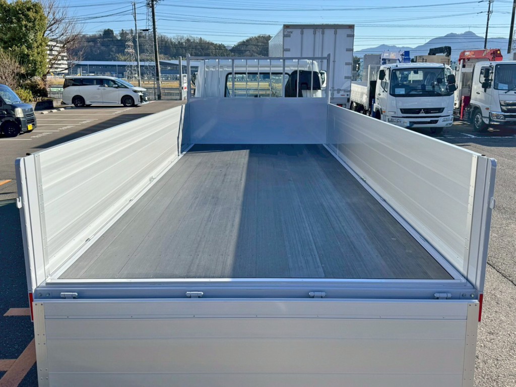 床は板張りです。|三菱 ファイター 2KG-FK62F(2WD)の写真9