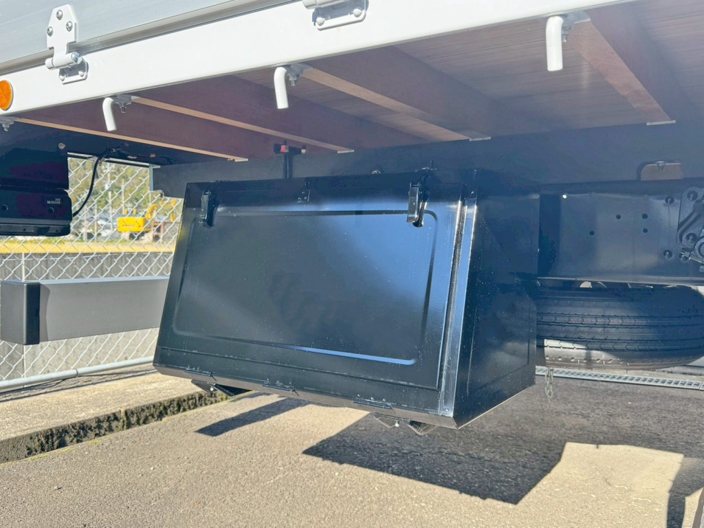 運転席側後方に工具箱が付いています。|三菱 ファイター 2KG-FK62F(2WD)の写真11